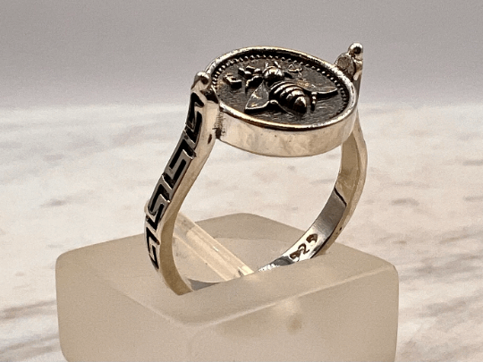 Bee coin ring deals