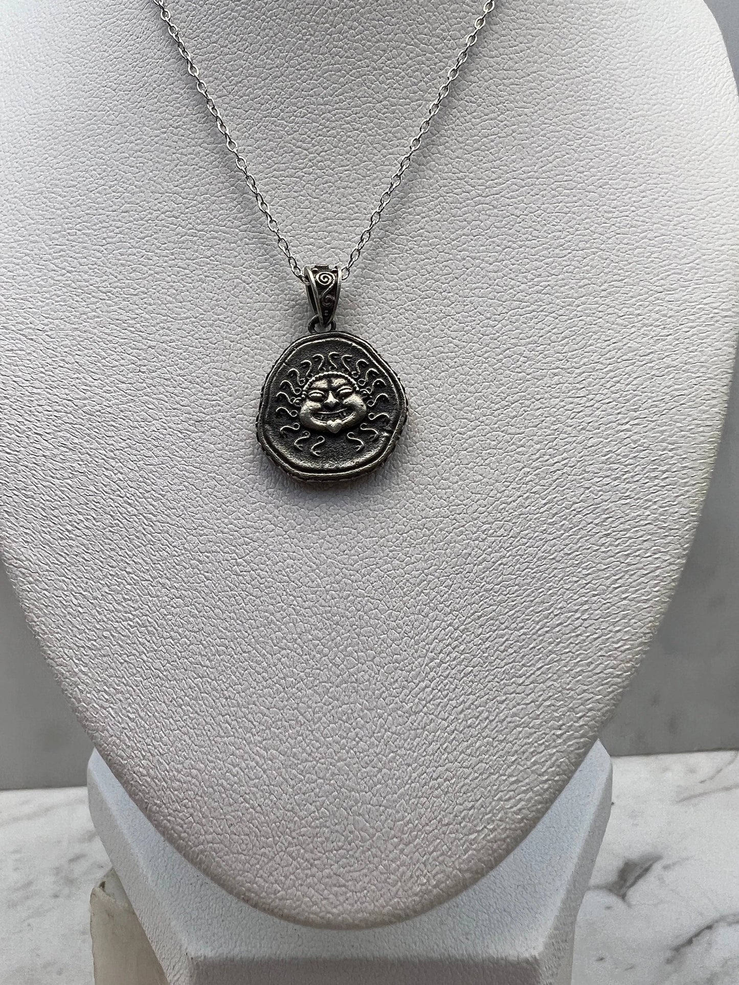 Méduse Gorgone protectrice pièce de monnaie grecque antique pendentif en argent sterling