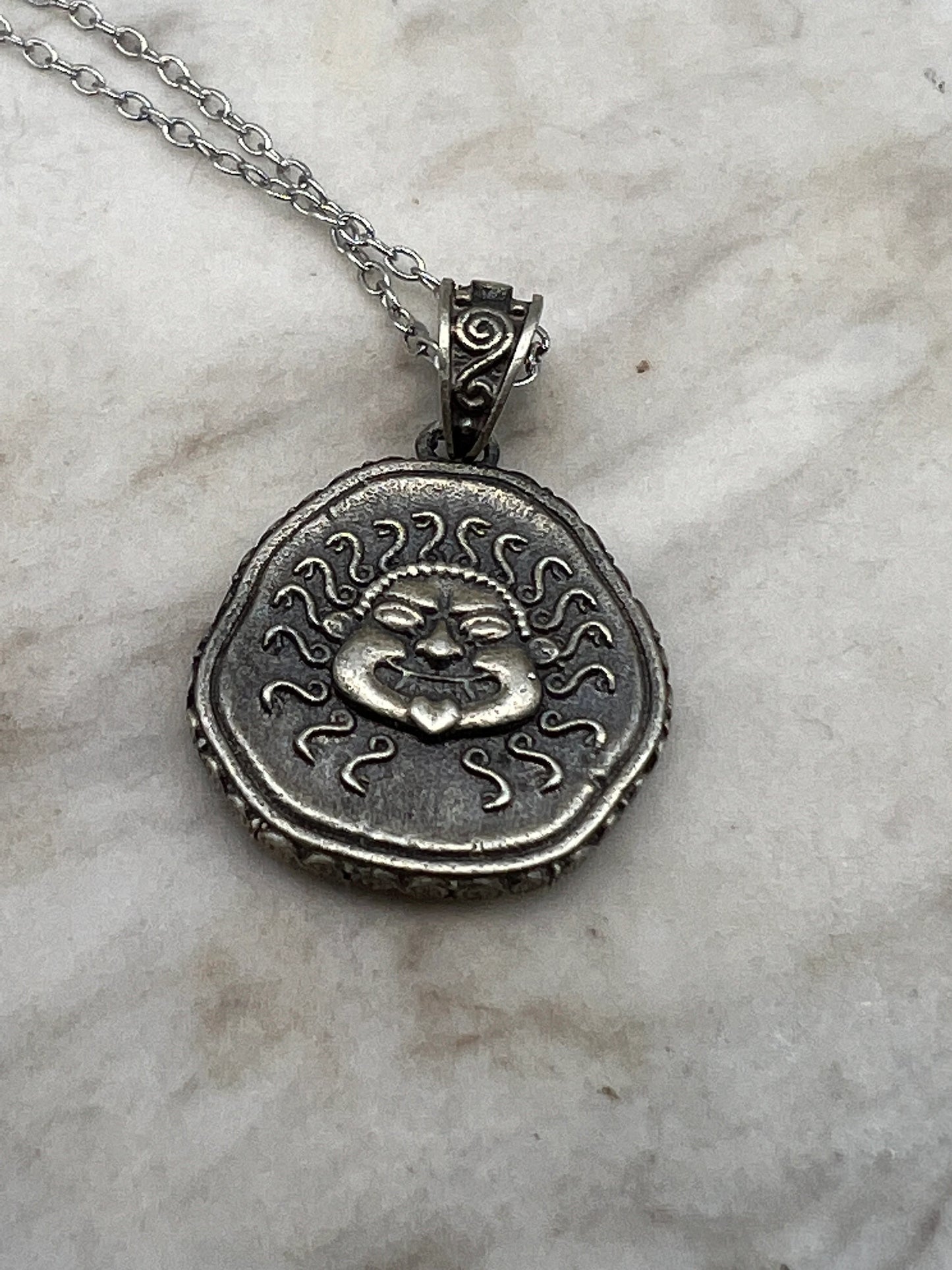 Méduse Gorgone protectrice pièce de monnaie grecque antique pendentif en argent sterling