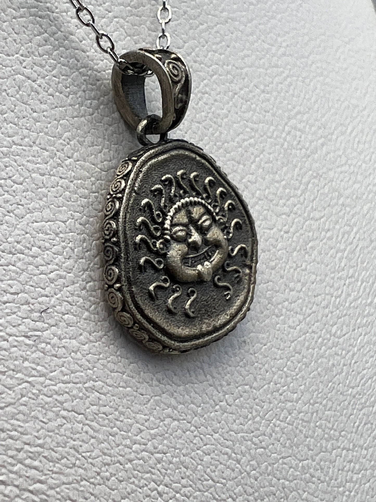 Méduse Gorgone protectrice pièce de monnaie grecque antique pendentif en argent sterling