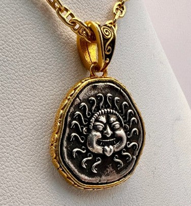 Méduse Gorgone protecteur pièce de monnaie grecque antique pendentif en argent sterling plaqué or