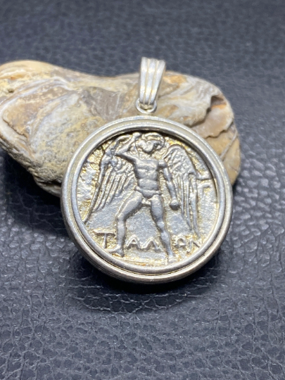 Talon Angel et Zeus Bull Ancient Greek Coin copie bijoux pendentif en argent sterling fait à la main